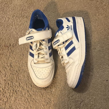 Baskets Adidas blanches et bleues