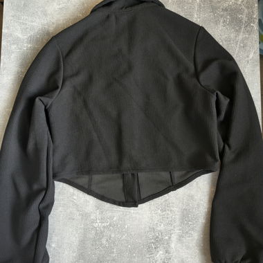 Schwarze Cropped-Knopfjacke