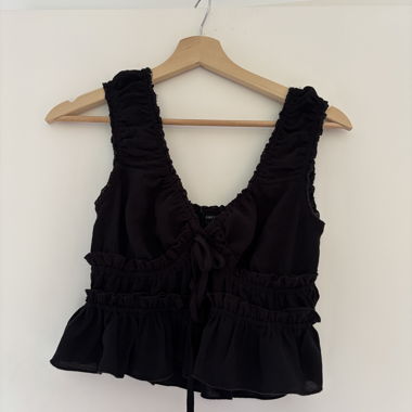 Top nero con balze