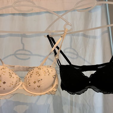 Ensemble de deux soutiens-gorge en dentelle et sequins