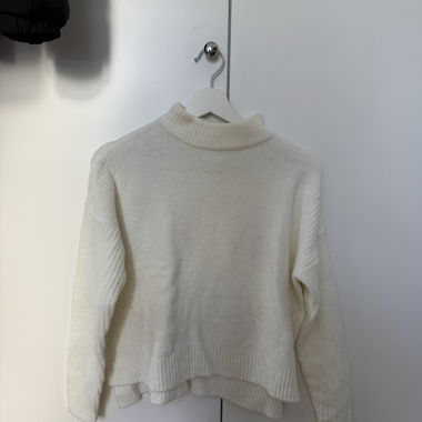 Weisser Strickpullover