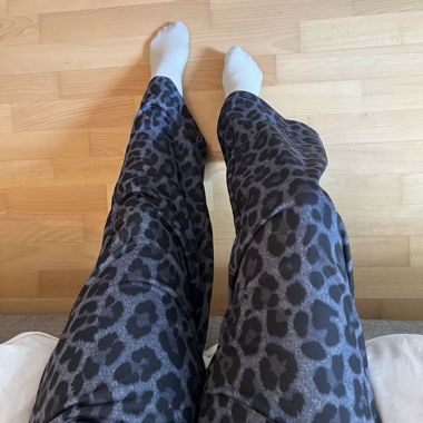 Pantaloni con stampa leopardata