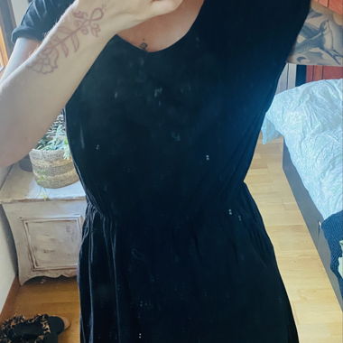 Schwarzes Kleid