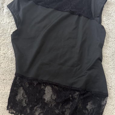 Schwarzes Top mit Spitzenbesatz