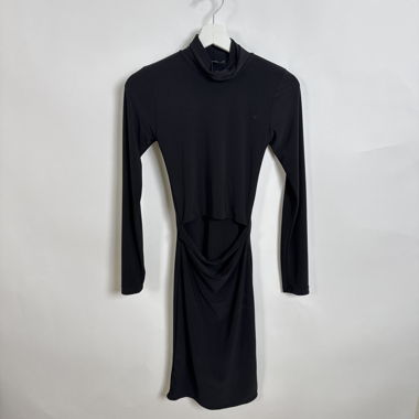 Robe noire à manches longues