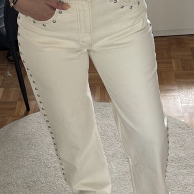 jeans bianchi con dettaglio di pietre
