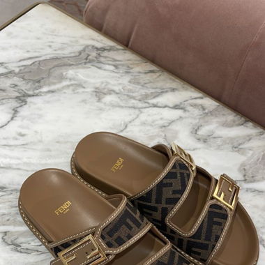 Brandneue Sandalen 
