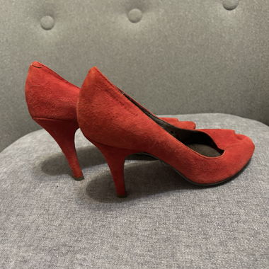 Rote Peeptoe‑Pumps