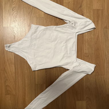 Aritzia Weisser Langarm-Bodysuit