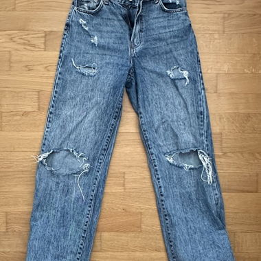 Blaue Jeans mit Löchern