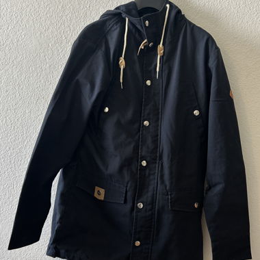 Dunkle Kapuzenjacke