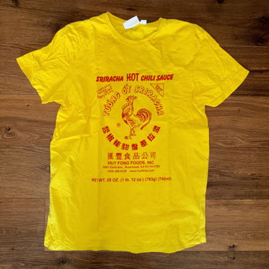 T-shirt Sriracha jaune "Too Hot For You"