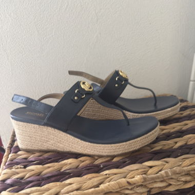 Sandales à Brides Michael Kors – Accent Doré Élégant