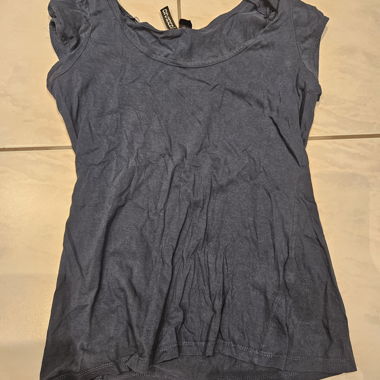 Dunkelblaues T-Shirt mit kurzen Ärmeln