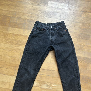 Black levis mom/boyfriend jeans, distressed hem
