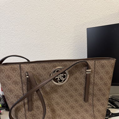 GUESS Shopper