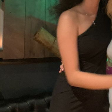 Schwarzes Kleid mit Ärmel/ohne Ärmel