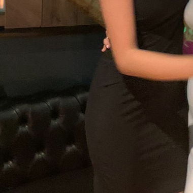 Schwarzes Kleid mit Ärmel/ohne Ärmel