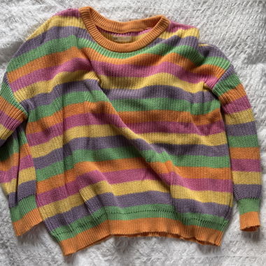 Maglione a righe arcobaleno