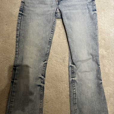 Hellblaue Damenjeans mit Schlag