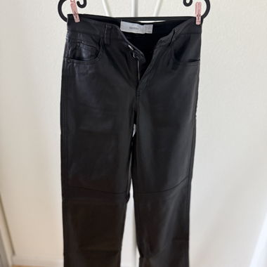 Bershka schwarze lederhose