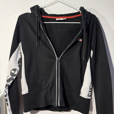 Schwarzer Kapuzenpullover mit Reissverschluss