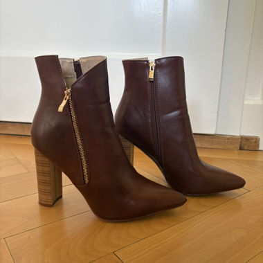 Bordeauxrote Stiefeletten mit Absatz