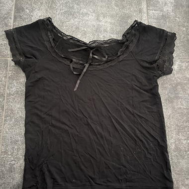 Bel T-shirt nero con laccetto in raso