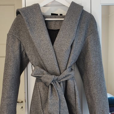 Manteau mi-saison gris avec capuche