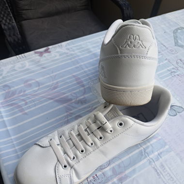 Weisse Kappa Turnschuhe