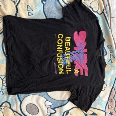 T-shirt nero grafico