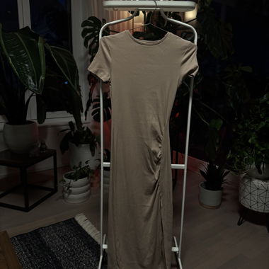 Beiges enganliegendes Maxikleid mit Schlitz