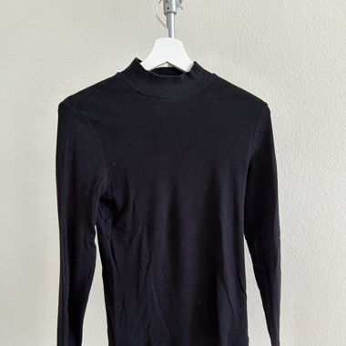 Langarmshirt mit hochgeschnittenem Kragen
