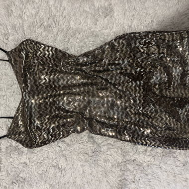 Goldenes Paillettenkleid mit Trägern