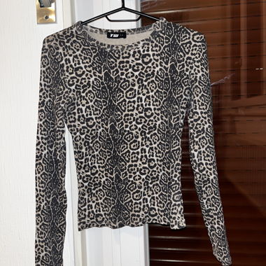 Langärmeliges Leoparden-Top