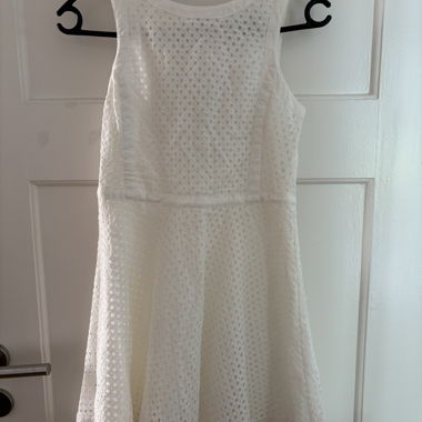 Robe blanche sans manches