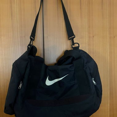 Schwarze Nike-Sporttasche