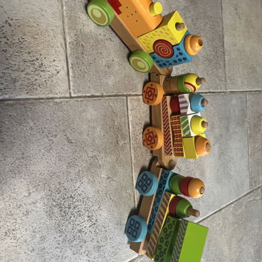 Jouet en bois en forme de train