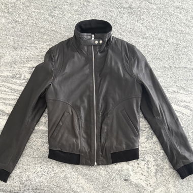 Giacca in pelle nera elegante da donna