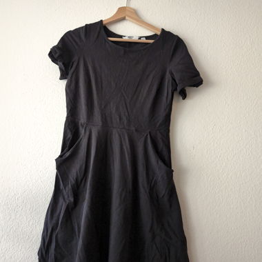 Abito nero con tasche