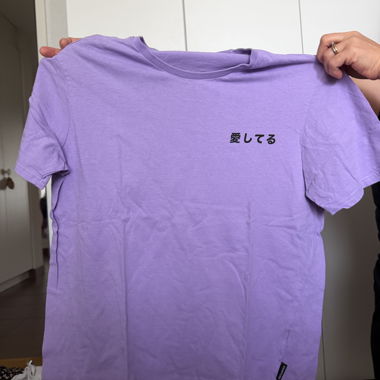 T-shirt viola con stampa giapponese