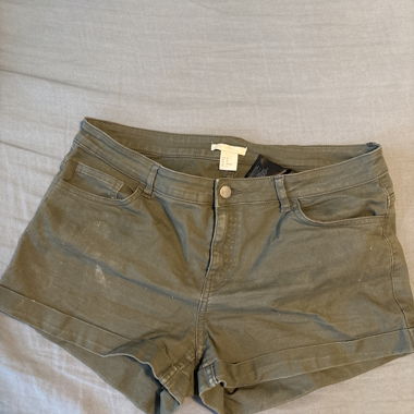 Olivgrüne Shorts