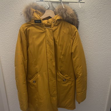 Gelber Winterparka mit Fellkapuze