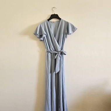 Hellesblaues Wickelkleid
