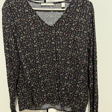 Schwarze Blumenbluse EDC mit langen Ärmeln