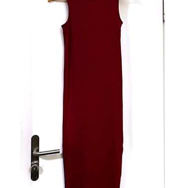 Elegante abito midi smanicato bordeaux a coste