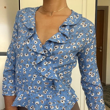 Floral wrap blouse – blue ruffled V-neck
