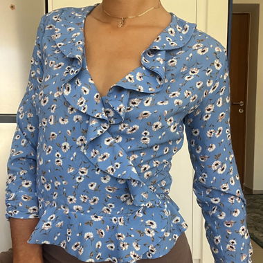 Blouse portefeuille fleurie – encolure en V à volants bleue