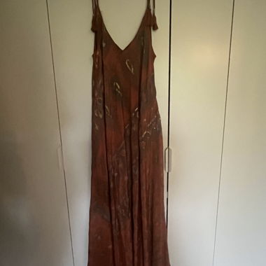 Robe longue maxi à fines bretelles en soie terracotta et brune