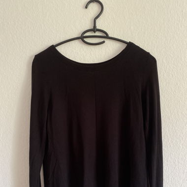 Schwarze Bluse, innen gestreift